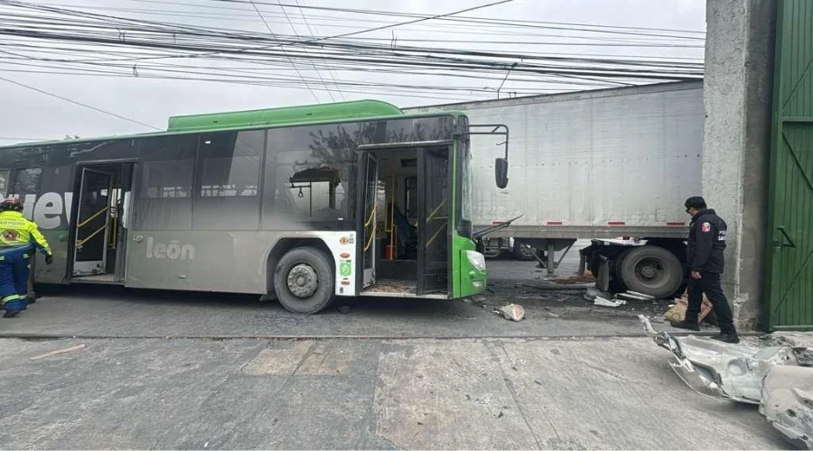Colisión entre camión urbano y tráiler deja 27 lesionados en San Pedro