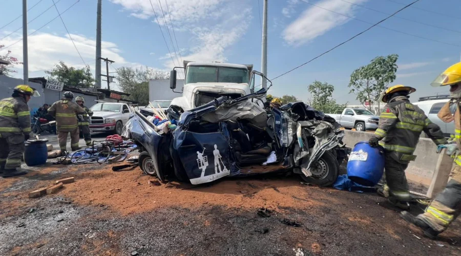 Elementos de Protección Civil, Bomberos Nuevo León y Cruz Roja participaron en el rescate de una persona que quedó atrapada dentro de su vehículo luego de chocar con dos trailers de carga en la av (1)