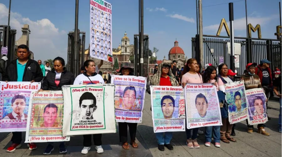 En el marco de la 135 acción global por la desaparición de los 43 normalistas de Ayotzinapa en Iguala, Guerrero, padres y madres de los estudiantes realizaron una caminata de la Glorieta de Peralv
