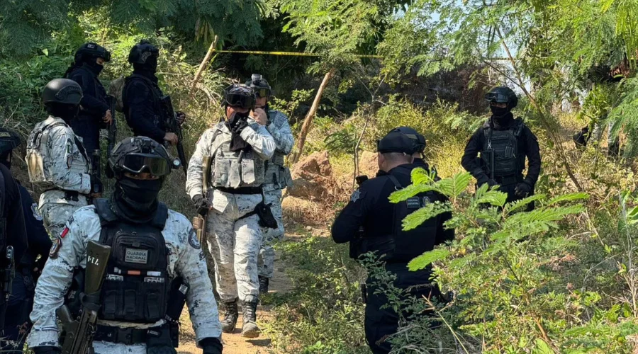En estado de descomposición y con señas de tortura fueron hallados tres cadáveres dentro de bolsas negras de plástico, alrededor del mediodía, en un paraje de la colonia Silvestre Castro, en la zo
