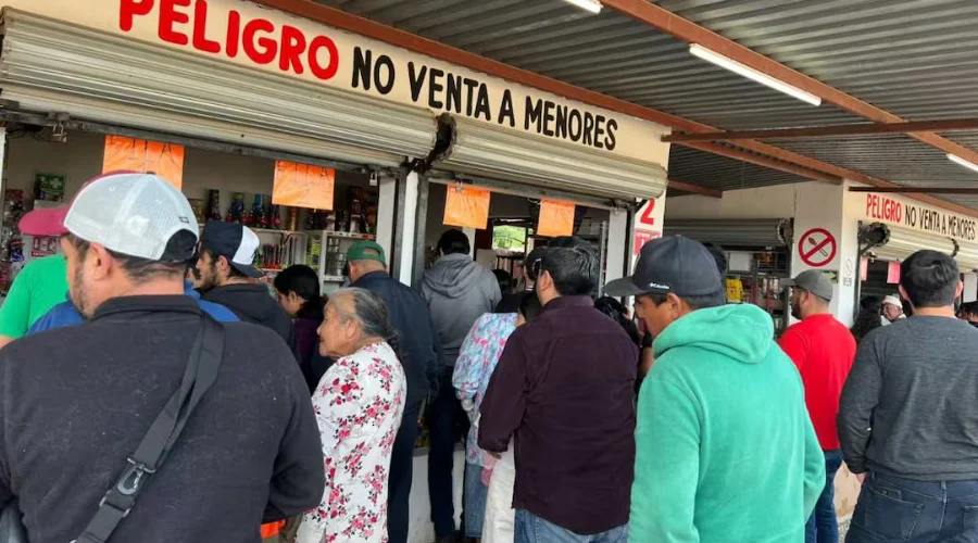 Familias completas acudieron la tarde de este 31 de diciembre a surtirse de luces, cuetes y bengalas a los sitios de mayor venta de pirotecnia en la zona centro de Tamaulipas.