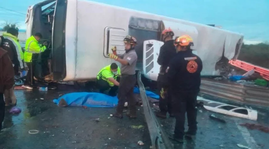 Hay tres personas graves tras volcadura de camión en Apodaca