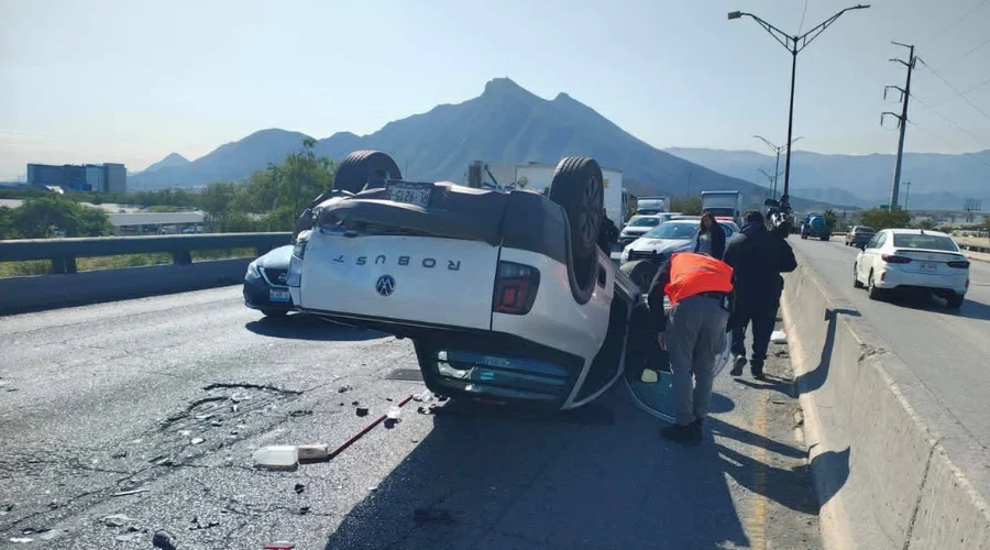 Provoca volcadura caos vial en avenida Miguel Alemán