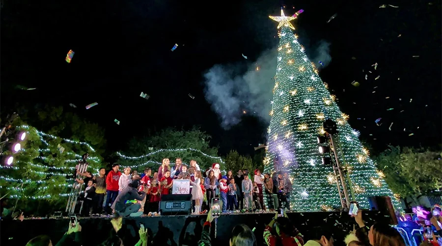En Santa Catarina cientos de familias disfrutan el encendido del pino navideño 1 SANTA 2