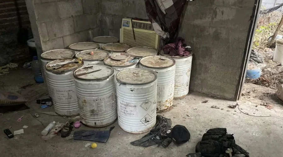 Semar asegura 12 tambos con 600 kilos de cianuro de sodio en Culiacán