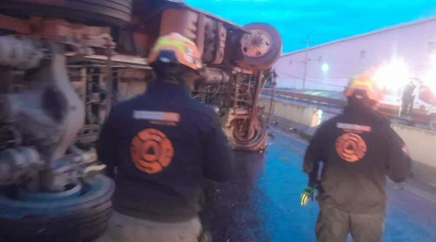 Sube a nueve el número de víctimas tras volcadura de camión en Apodaca