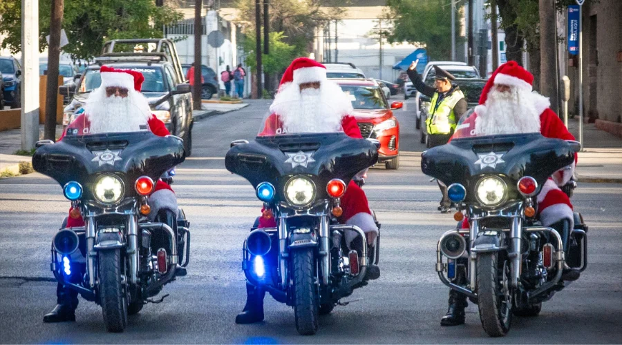 Tránsitos de Monterrey dejan las multas para llevar regalos vestidos de Santa Claus