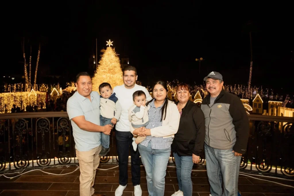 Beto Granados abre las puertas de Presidencia Municipal para vivir la Navidad en familia 1 WhatsApp Image 2025 12 08 at 2.49.19 PM
