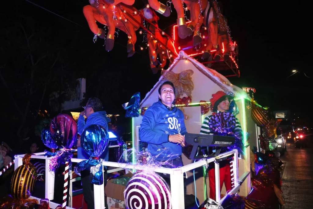 Miles disfrutan desfile navideño de San Nicolás 2 WhatsApp Image 2025 12 17 at 11.09.04 AM 1