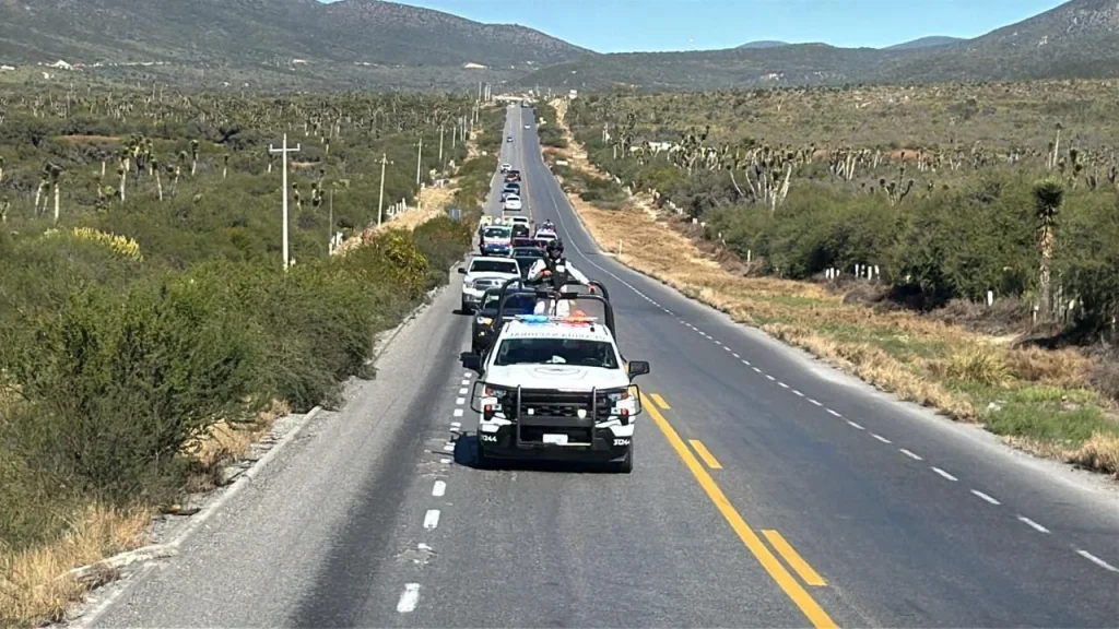 Escolta Guardia Estatal caravana de 250 vehículos de paisanos en la Carretera Federal 101 1 WhatsApp Image 2025 12 18 at 7.06.41 PM