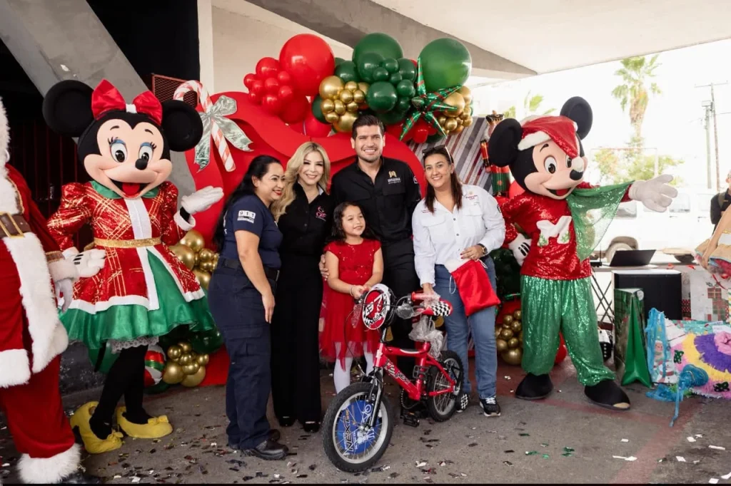 Beto Granados asiste a la posada para hijos de Bomberos de Matamoros 1 WhatsApp Image 2025 12 22 at 7.54.39 PM