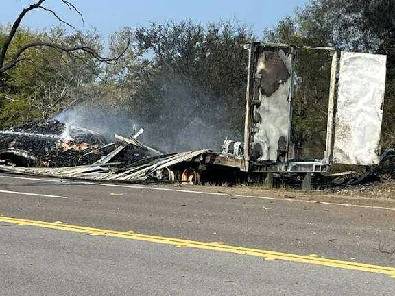 Camión termina en llamas y chofer muere en el accidente 1 599512848 1398319395172630 5987677339345442576 n