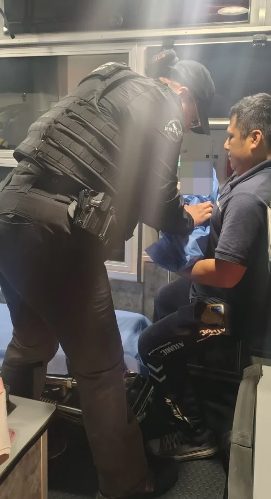 Policías de Monterrey fungen de ‘cigüeñas’ y apoyan a mujer en parto 2 609460732 3889644957839193 2364217577414543776 n
