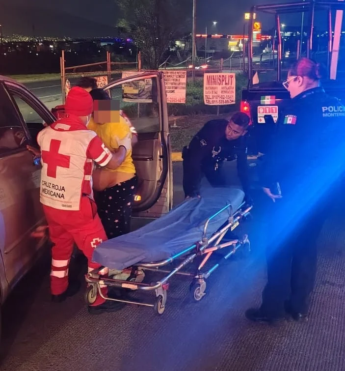 Policías de Monterrey fungen de ‘cigüeñas’ y apoyan a mujer en parto 1 610527403 920389773651724 2695985247907235068 n