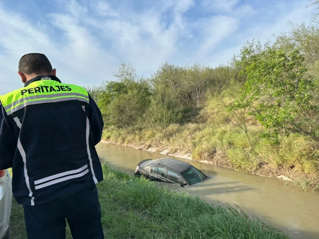 Caen con auto al canal en Reynosa 1 610537918 727441400421274 9091459235664775988 n