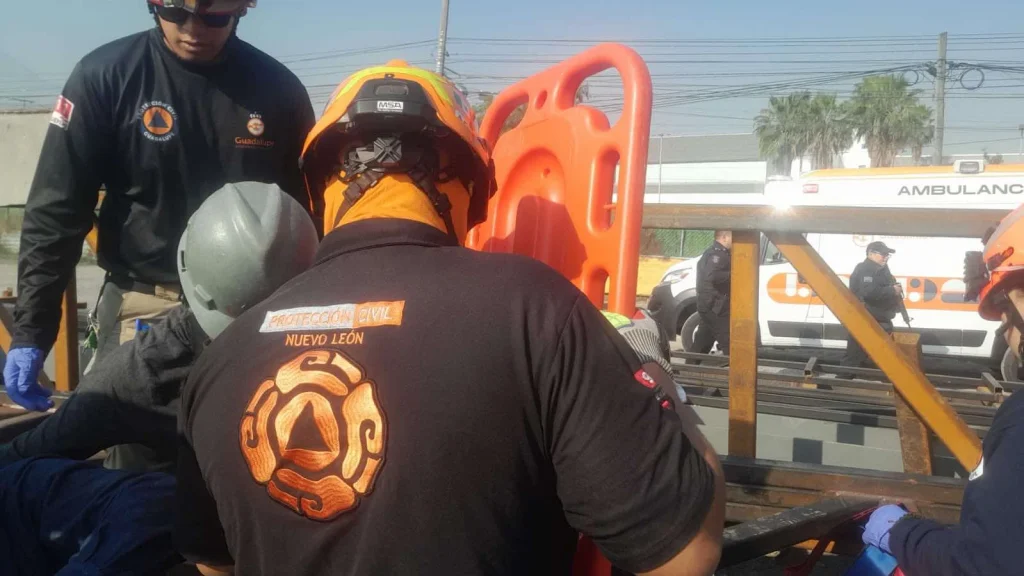 Trabajador se lesiona al caerle viga en Guadalupe 1 610898791 1903894600326992 5409906734808915790 n