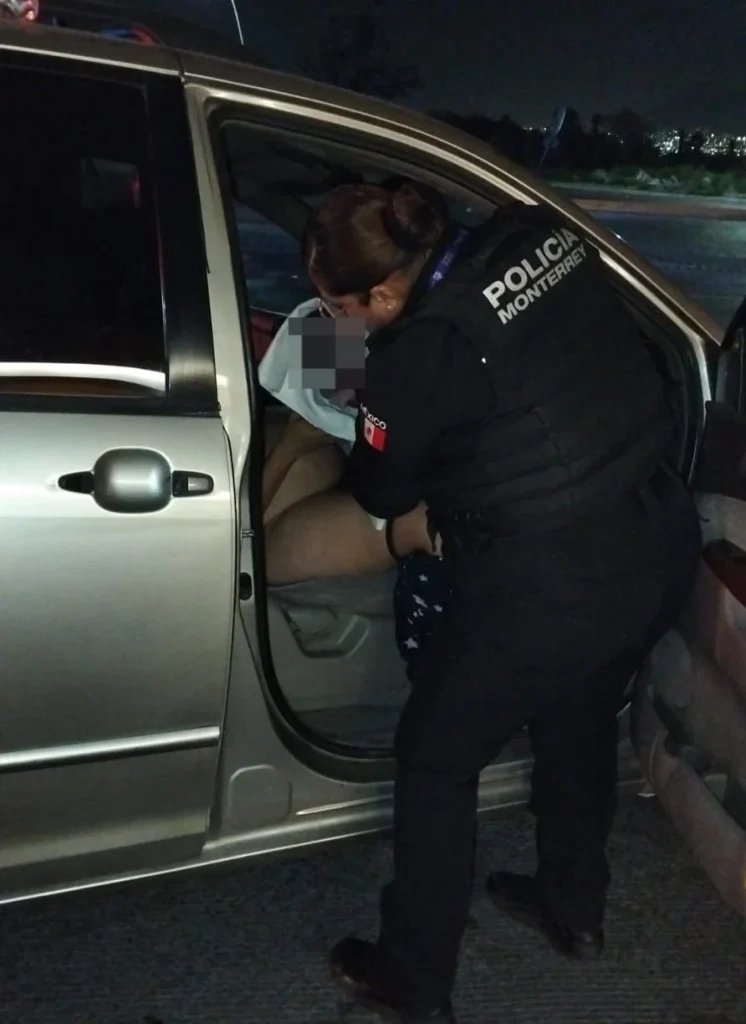 Policías de Monterrey fungen de ‘cigüeñas’ y apoyan a mujer en parto 3 611298200 907708188267467 1399445507663716337 n