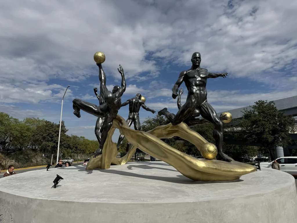 Devela Guadalupe estatua junto a Estadio Monterrey 2 611890724 1903173343621694 3576692375754680521 n