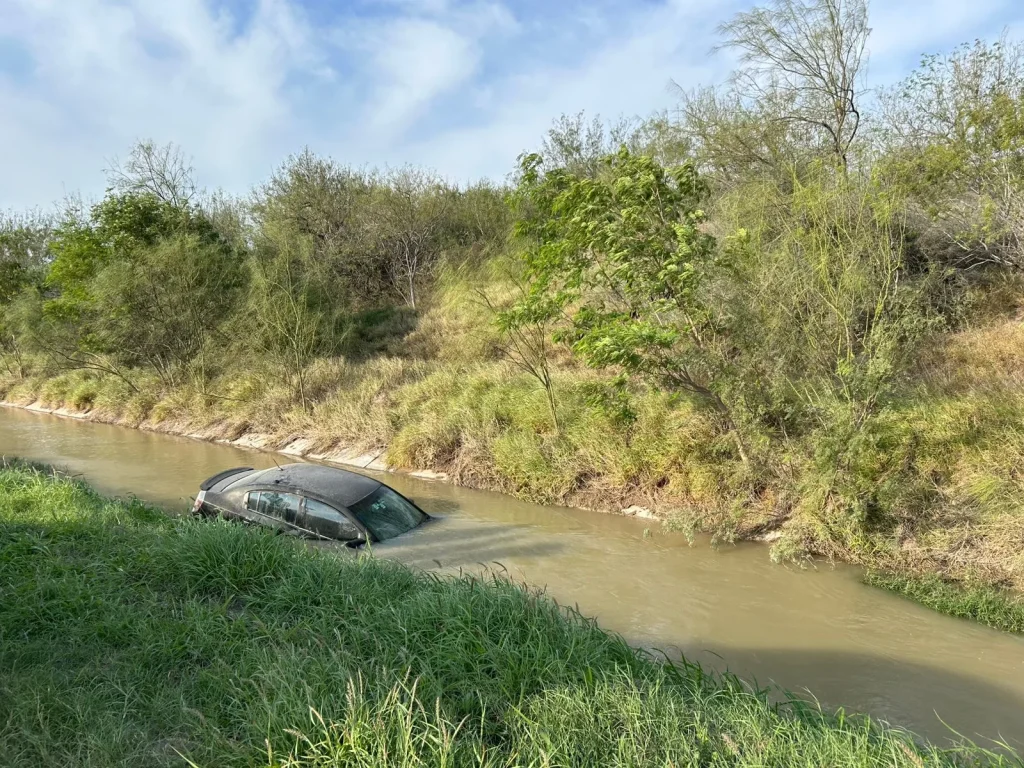 Caen con auto al canal en Reynosa 2 612274624 873253308526647 9030098555429238965 n