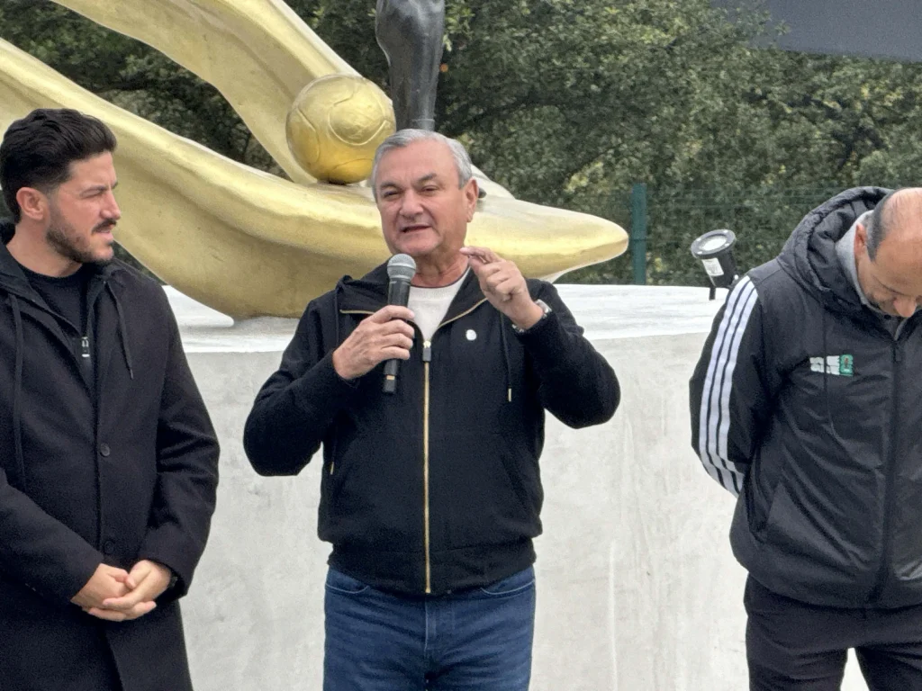 Devela Guadalupe estatua junto a Estadio Monterrey 1 614592380 4576701382565509 7101880207812662528 n