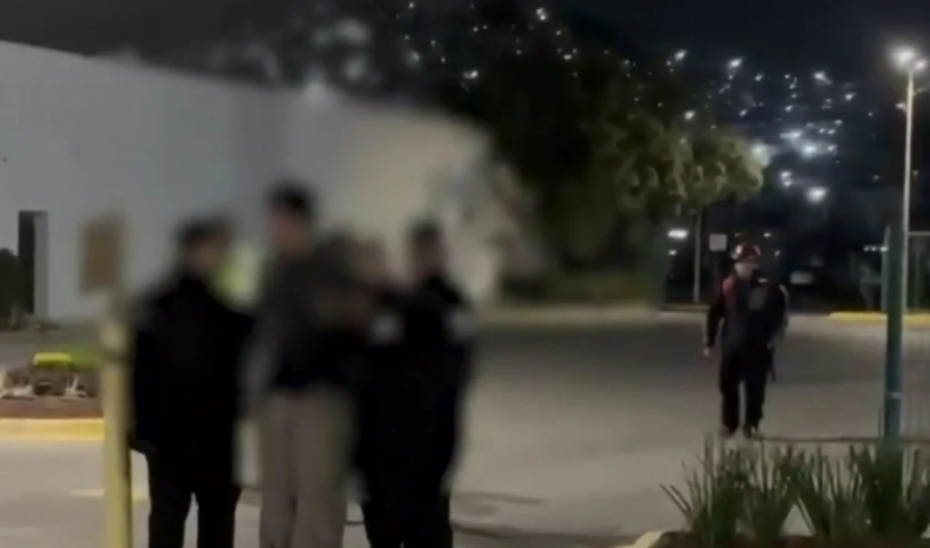 Policías de Monterrey rescatan a hombre que pretendía tirarse de un edificio en Monterrey 1 615711712 716110364914531 270390349169498342 n