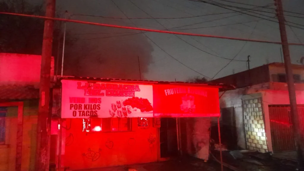 Incendio consume frutería en Apodaca; un bombero resulta lesionado 1 617548215 26650878191169035 2453747734693484013 n