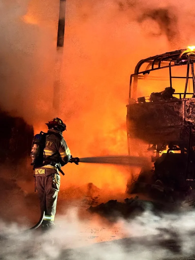Se incendian dos autobuses en Monterrey 1 618640930 898941202507356 5701682971013062377 n