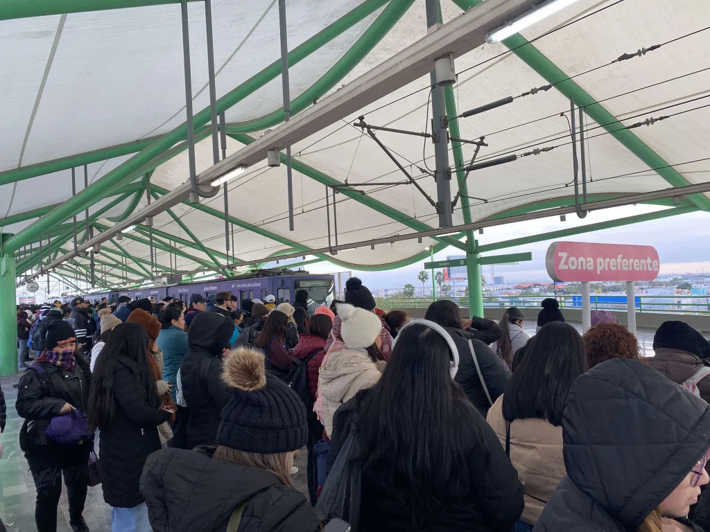 Usuarios del Metro enfrentan bajas temperaturas en Nuevo León 1 619153917 2247725895632934 4071692006706147166 n
