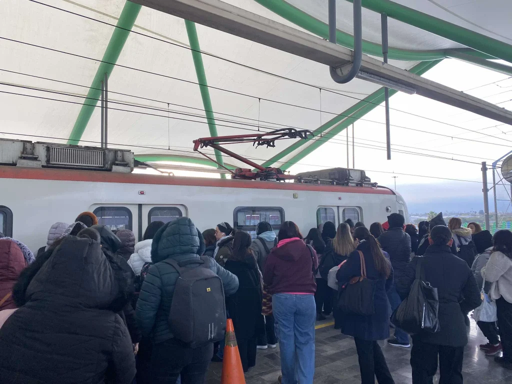 Usuarios del Metro enfrentan bajas temperaturas en Nuevo León 4 619282124 2045930149562071 8148230601942011016 n