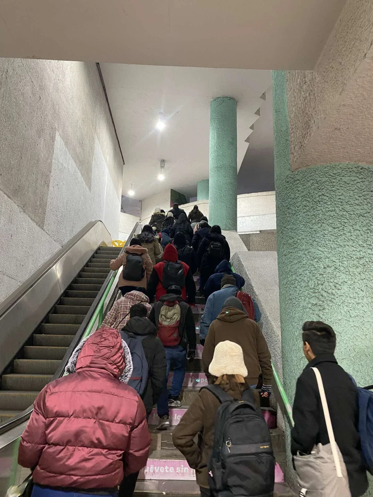 Usuarios del Metro enfrentan bajas temperaturas en Nuevo León 2 620411751 894890702936370 6110089907111385729 n