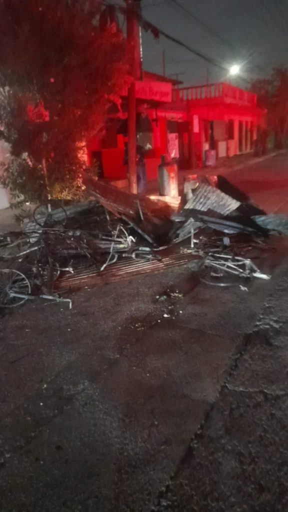 Incendio consume frutería en Apodaca; un bombero resulta lesionado 2 620509280 2823879081120530 1315010709649617145 n
