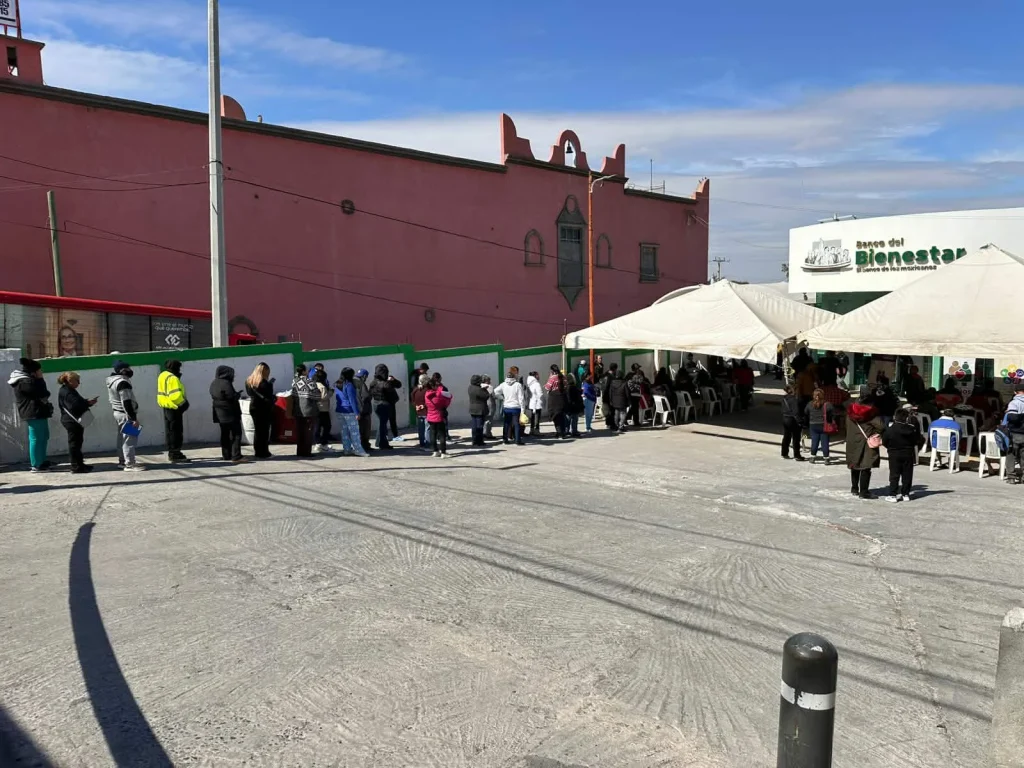 Pese a frío, acuden abuelitos a cobrar su pensión 1 621092659 1253464832999683 1608753368959794633 n