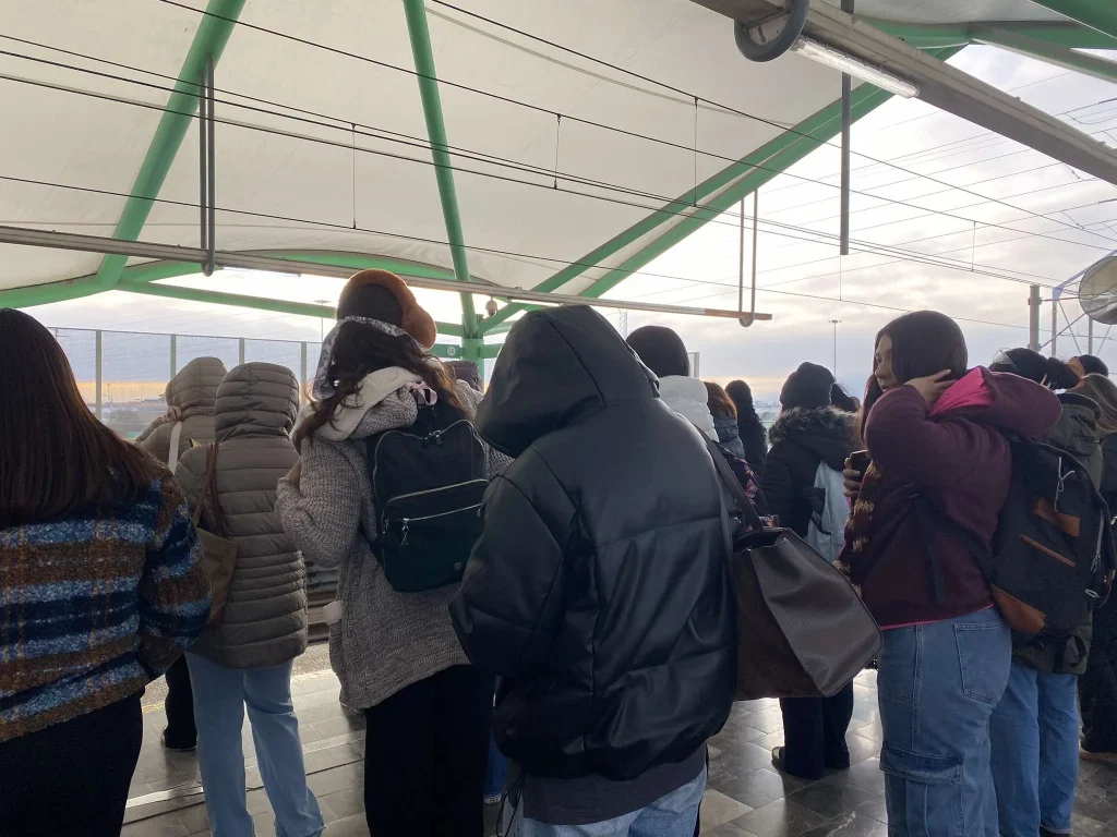 Usuarios del Metro enfrentan bajas temperaturas en Nuevo León 3 621363770 1400317948557995 996918397762144766 n