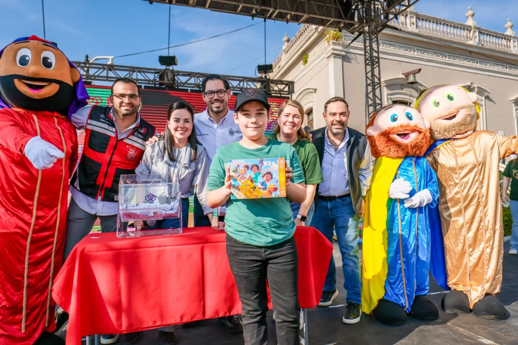 David de la Peña celebra con familias santiaguenses el Día de Reyes con tradicional mega rosca 2 8c22341f 6503 408d 8f44 371d96bf7132