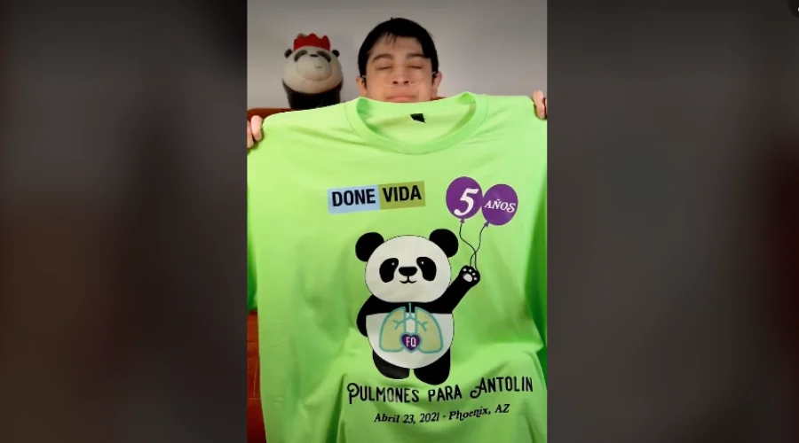Antolín vende playeras para seguir con su tratamiento