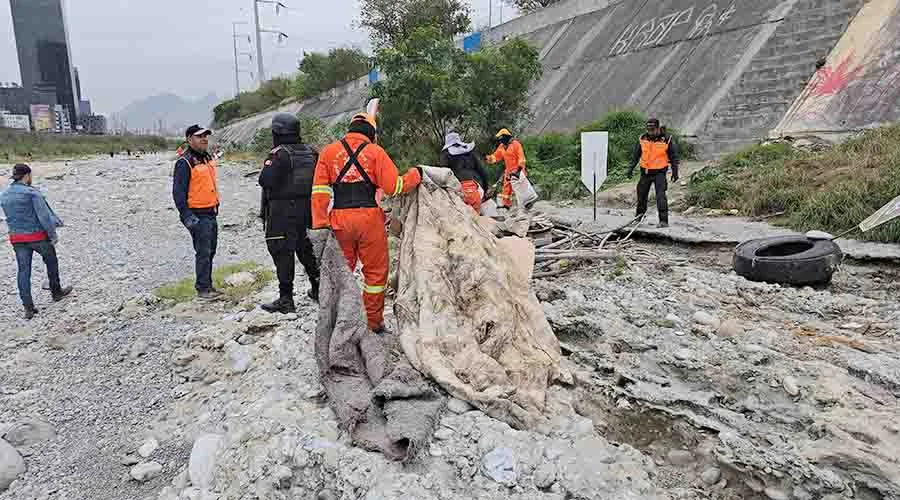Realizan limpieza del río Santa Catarina y los premian con regalos 1 BASURA 1