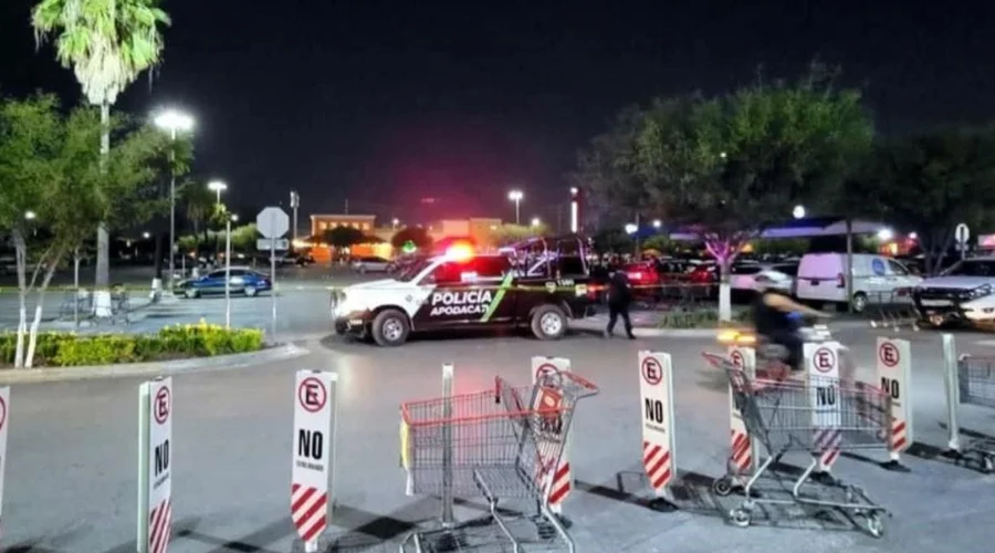 Balean a pareja en estacionamiento de plaza comercial en Apodaca