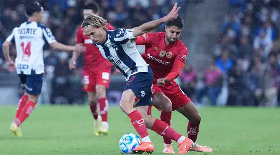 Canales falla penal y Toluca hace 'diablura' a domicilio a Rayados 1 CANALES 2