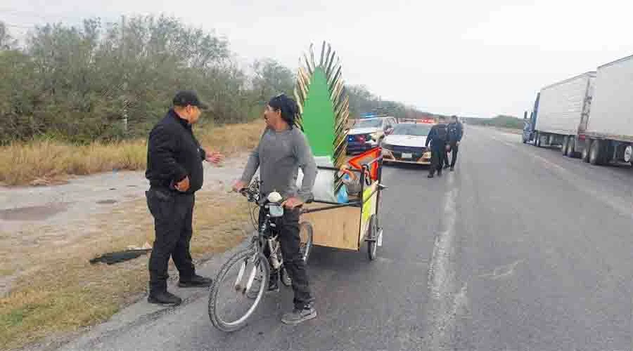 Brindan seguridad a ciclista reynosense rumbo a 'El Chorrito' 1 CICLISTA 2