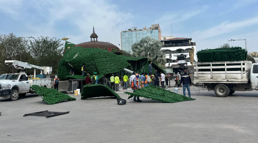 Colapsa pino navideño de Reynosa por fuertes rachas de viento