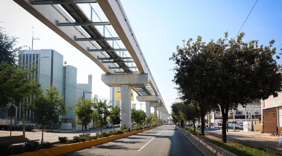 El reconocimiento del Gobierno de Nuevo León sobre el retraso en la construcción de las líneas 4 y 6 del Metro generó reacciones encontradas entre diputados locales, quienes coincidieron en que la