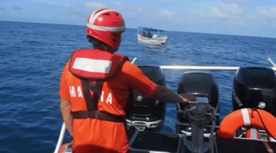 Elementos de la Marina rescatan a tres náufragos en costas de Chiapas