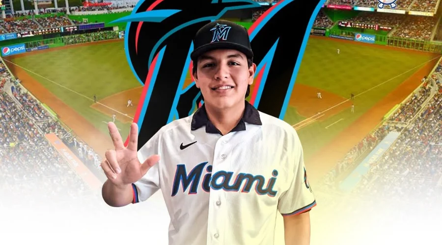 Francisco del Campo, un prospecto regiomontano, fue firmado por los Miami Marlins de Florida para iniciar su camino como catcher hacia las Grandes Ligas.