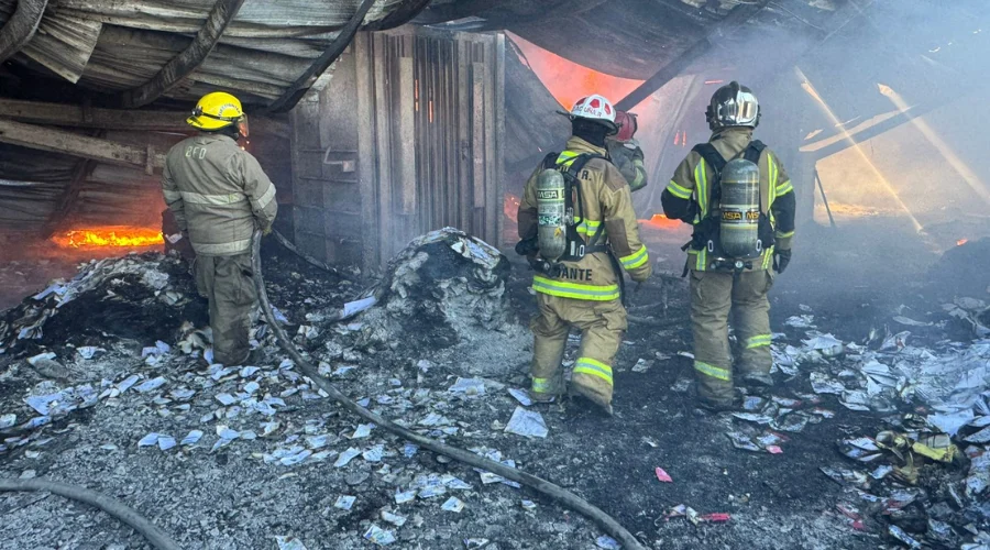 La rápida y efectiva actuación de los cuerpos de emergencia permitió atender de manera inmediata un voraz incendio registrado en una fábrica de cartón ubicada en la colonia Jardines del Sur, al su