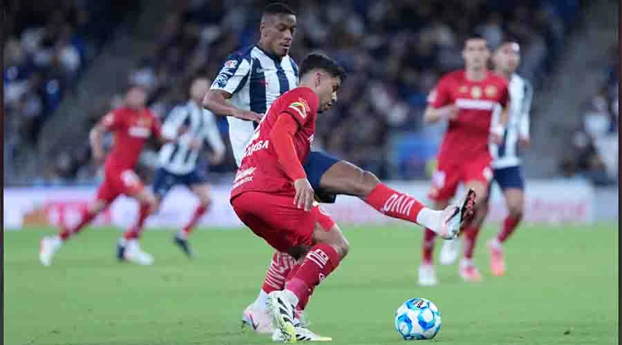 Canales falla penal y Toluca hace 'diablura' a domicilio a Rayados 4 MARTIAL