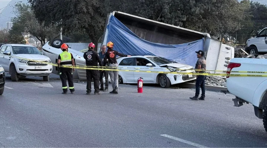 Se registra aparatosa volcadura en Santa Catarina