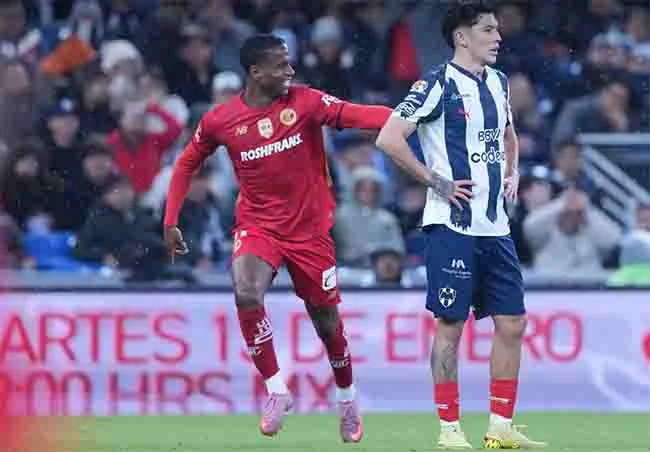 Canales falla penal y Toluca hace 'diablura' a domicilio a Rayados 7 TOLUCA 33