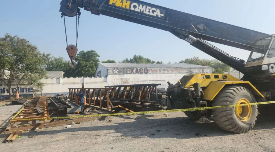 Trabajador se lesiona al caerle viga en Guadalupe