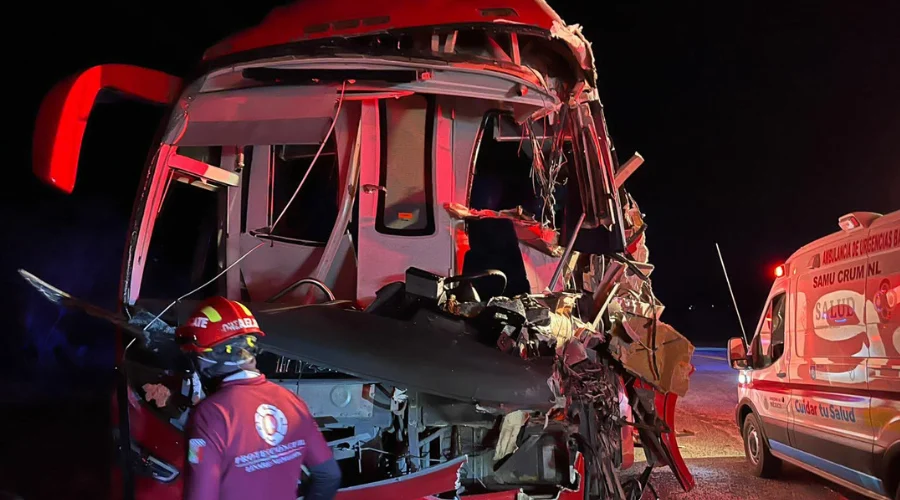 Tráiler impacta a autobús en Linares; hay 5 heridos