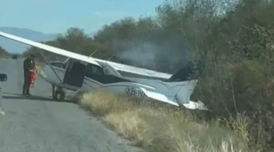 Una avioneta realizó un aterrizaje de emergencia sobre la carretera interejidal Villagrán–Garza Valdez en Tamaulipas, luego de presentar una falla mecánica, sin que se registraran personas lesiona